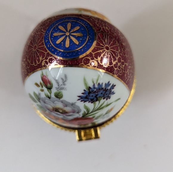 Porcelain Easter egg tripod trinket - Picture 4 of 6
